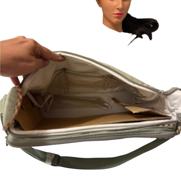 GRACO Katherine Diaper Bag
Separate Changing Station Zippered Parent-Pocket - Picture 8 of 11